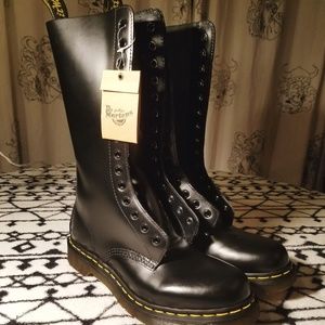 Dr.  Marten's 1914 Smooth Women's Size 9 NWT